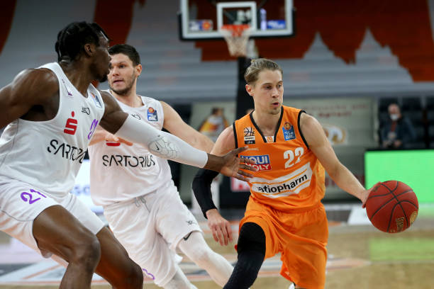 足在面临强 足在面临强